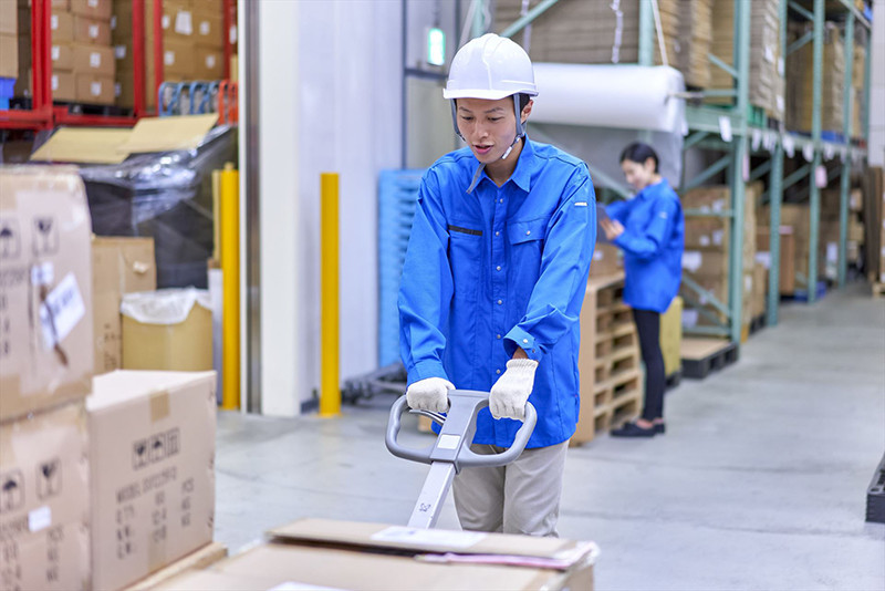 荷台を押す作業員